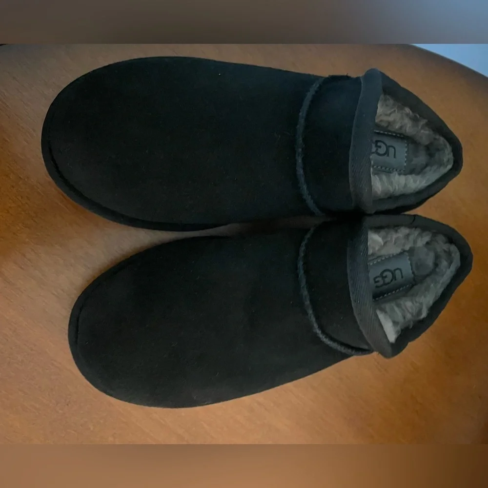 New black classic ugg slippers